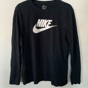 NIKE. Longsleeve Crewneck Workout Shirt.